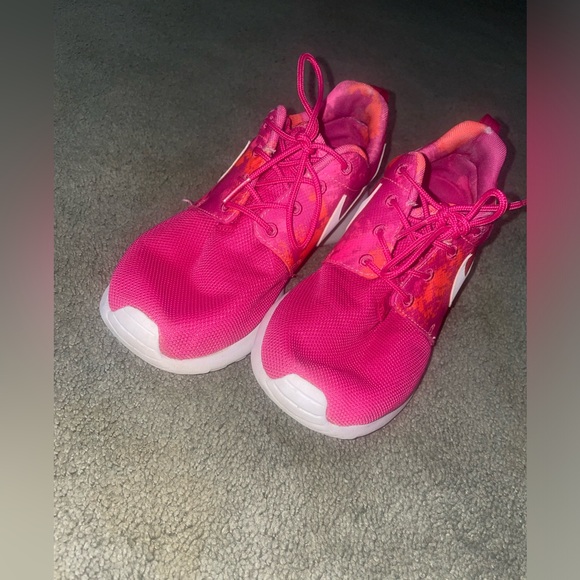 Pink Nikes - Picture 15 of 16